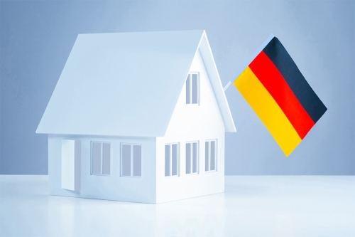 Abstraktes Häuschen mit Deutschland Flagge